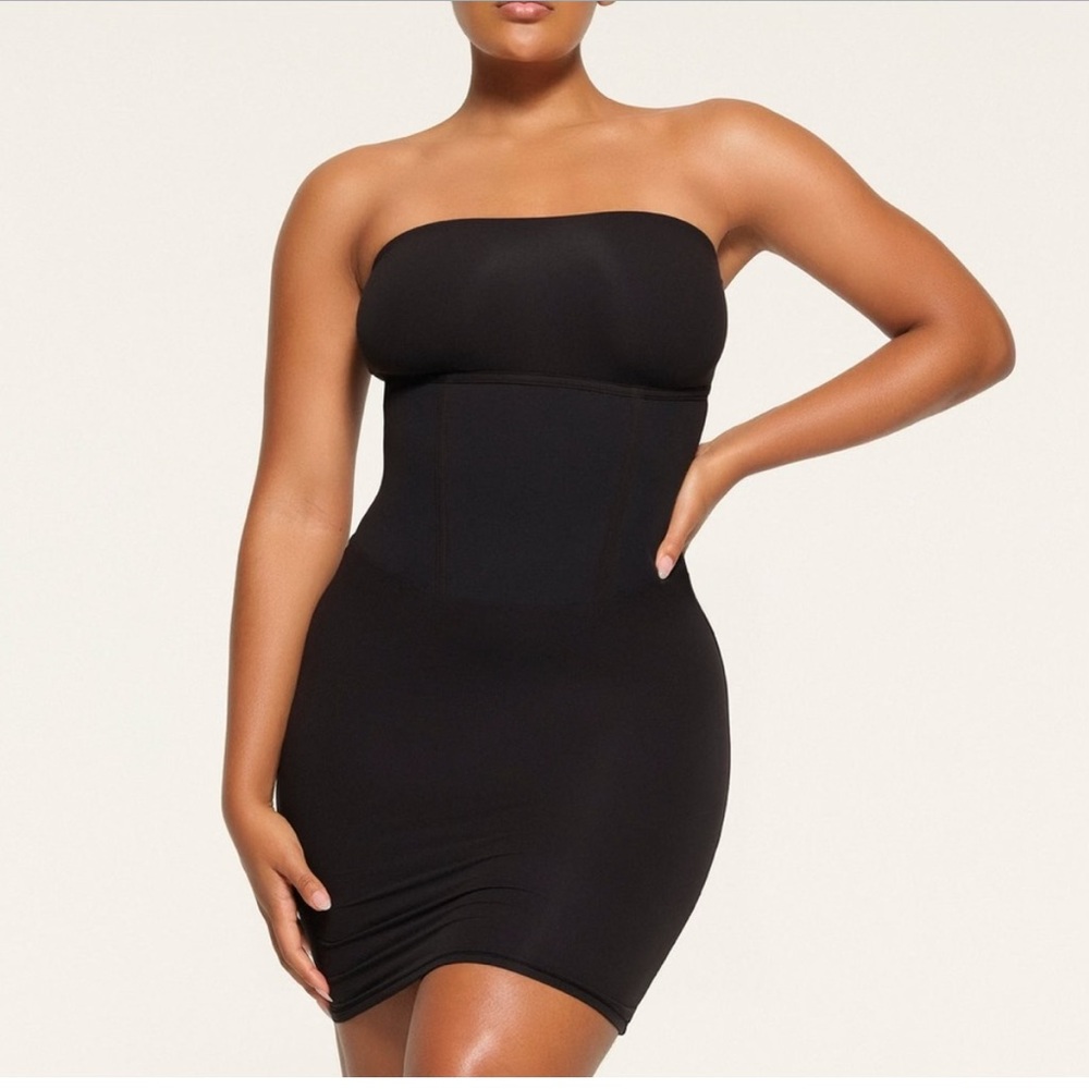 NWT. Skims Fits Everybody black strapless corset dress. Sold out style.